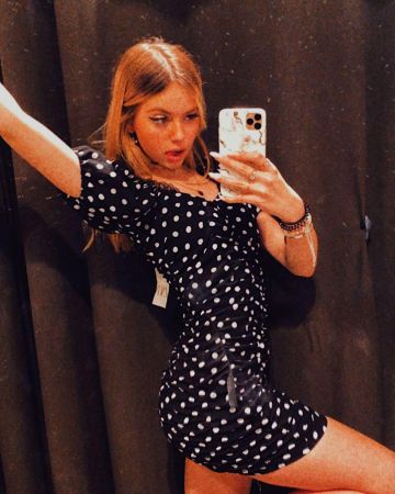 La robe noire à pois portée par Léa Sencia sur son compte Instagram @leasencia