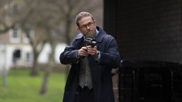 Reloj de oro usado por Ray (Charlie Hunnam) como se ve en The Gentlemen