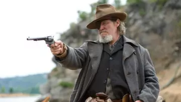 La larga capa gris de Rooster Cogburn (Jeff Bridges) en True Grit
