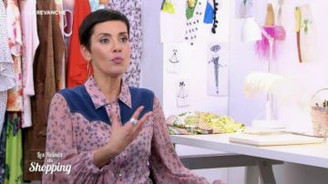 Los vaqueros con estampado estrella de BCBG y la camisa rosa que lució Cristina Córdula en The Queens of Shopping el 9 de abril de 2020