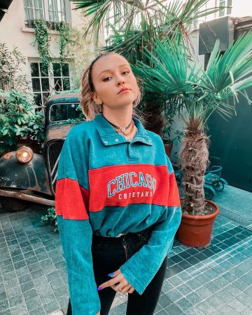Le sweatshirt Chicago porté par Marylou sur son compte Instagram @marylouleloup