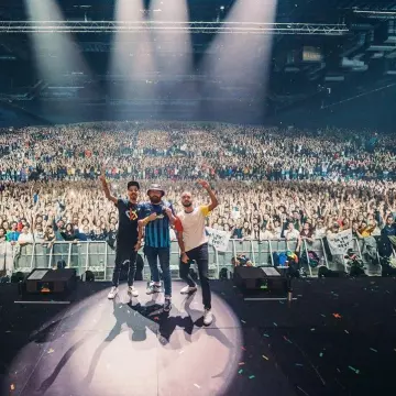 The t-shirt Visioncolor worn by Oli on the account Instagram of @bigfloetoli 