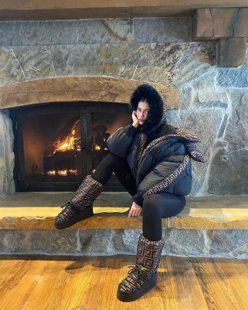 Les après-skis Fendi portés par Kylie Jenner sur son compte Instagram @kyliejenner