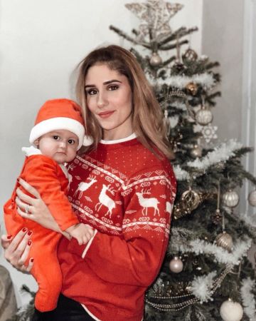 Le pull de Noël jacquard rouge Monoprix porté par Jesta Hillmann sur son compte Instagram @jesta_hillmann