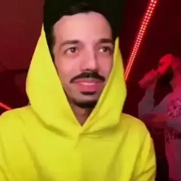 Sweatshirt hoody in yellow worn by Florian aka Bigflo account on the Instagram of @bigfloetoli_feunek 
