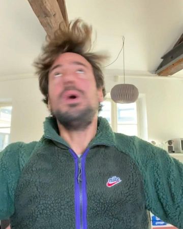 La sudadera de lana con cremallera verde y azul de Nike usada por Maxime Gasteuil en la cuenta de Instagram de @maxime.gasteuil