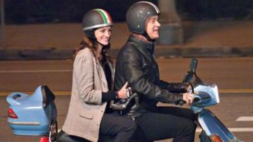 The black helmet color Italy worn by Larry Crowne (Tom Hanks) in It's never too late