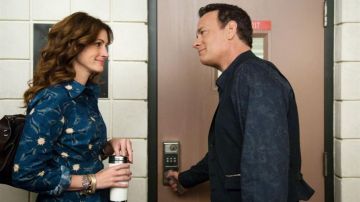 The printed shirt blue worn by Mercedes Tainot (Julia Roberts) in It's never too late