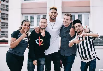 Le sweatshirt à logo V porté par Oli Ordonez sur le compte Instagram de @bigfloetolivio 