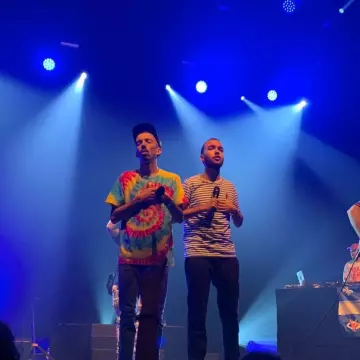 Le t-shirt rayé Only & Sons porté en concert par Oli Ordonez sur le compte Instagram de @bigfloetoli.photosconcerts 