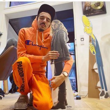 Le sweatshirt à capuche Champion orange porté par Florian aka Bigflo sur le compte Instagram de @bigfloetolifan53 