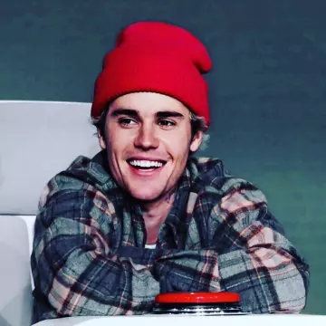 Le bonnet rouge porté par Justin Bieber sur son compte Instagram @justinbieber