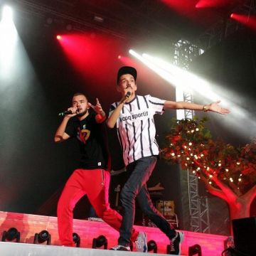 Le pantalon rouge porté en concert par Oli sur le compte Instagram de @bigfloetoli9396 