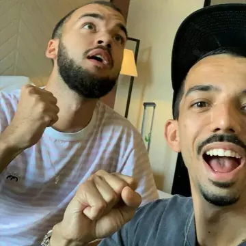 Le t-shirt à rayures roses porté par Oli sur le compte Instagram de @bigflo.et.oli.family 