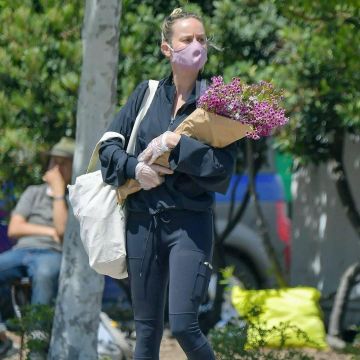 Alo Yoga Car­go Leg­gings worn by Brie Larson Farmer’s Market April 19, 2020