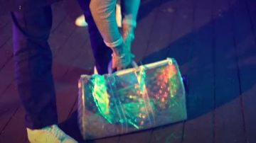 Louis Vuitton Iridescent 'Bandouliere 50' Sac de Sport porté par Lil Ciel dans son Fidget (official Music Video)