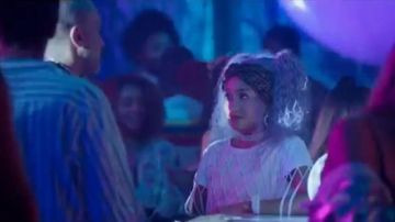 Brun Vérifié Bandeau porté par Chloe Barris (Genneya Walton) dans #blackAF Saison 1 Épisode 2