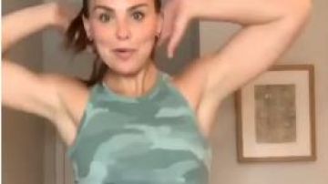 Camo débardeur porté par Hannah Brown dans La Bachelorette