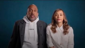 Blanc Pulls molletonnés à Capuchon porté par le Kenya Barris (Kenya Barris) dans #blackAF Saison 1 Épisode 2