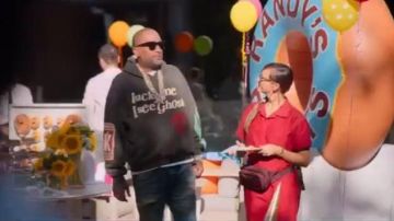 Bolsos de cinturones de Borgoña usados por Joya Barris (Rashida Jones) en #blackAF Temporada 1 Episodio 2