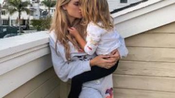 Sudadera con capucha gris recortada usada por Amanda Stanton en the Bachelor Temporada 24