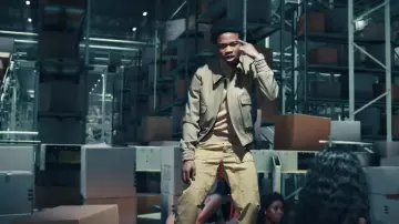 Veste portée par Roddy Ricch dans UPS scène de La Boîte (official Music Video)