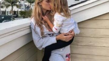 Pantalones de chándal grises usados por Amanda Stanton en la temporada 24 de The Bachelor