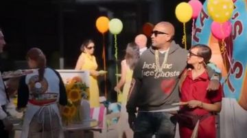 Sudadera con capucha gris usada por Kenya Barris (Kenya Barris) en #blackAF Temporada 1 Episodio 2