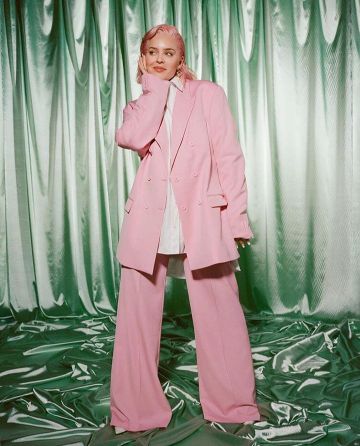 Stella McCartney Blazer de doble pecho a medida de Anne-Marie en la cuenta de Instagram @annemarie 19 de abril de 2020