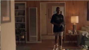 T-Shirt en Noir porté par Issa Dee (Issa Rae) dans l'Insécurité Saison 4 Épisode 1