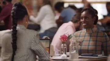 Tartan à Carreaux à Col Haut porté par Issa Dee (Issa Rae) dans l'Insécurité Saison 4 Épisode 1