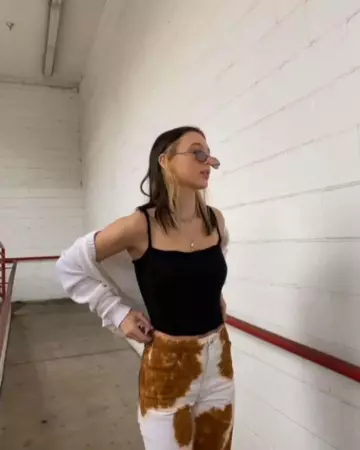 Dalmata The Silver Raggiante Chain of Emma Chamberlain on the Instagram account @_emmachamberlain April 16, 2020