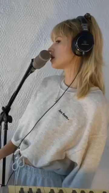 Le sweatshirt ras du cou à ourlets iets frans... porté par Angèle sur son compte Instagram @angele_vl