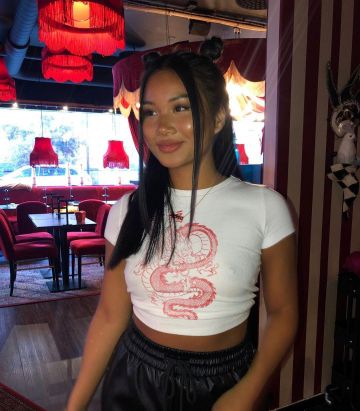 Blanc de Caractères Chinois Dragon Imprimer T-Shirt de Helena sur son Instagram account @hhelenanguyen