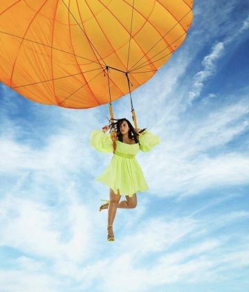 Valentino Garvani Vl­o­go Belt of Demi Lovato on the Instagram account @ddlovato April 15, 2020