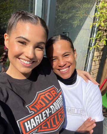 Le sweatshirt noir Harley Davidson porté par Mabel sur son compte Instagram @mabel