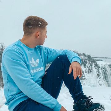 La sudadera Premium Crew Adidas que lleva Michou en su cuenta de Instagram @michou_yt