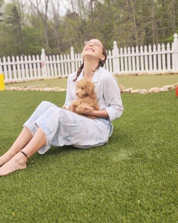 Balla Dahl Roll Sleeve Pock­et Shirt of Millie Bobby Brown on the Instagram account @milliebobbybrown April 12, 2020