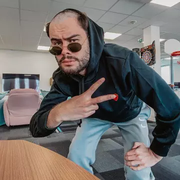 Le sweatshirt Comme des Garçons porté par Romain G sur son compte Instagram @levraibouseuh