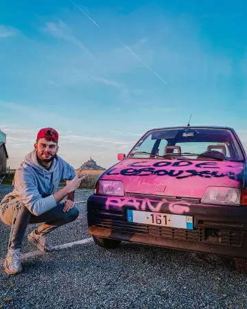 Les sneakers Yeezy Boost 700 V2 Tephra portées par Romain G sur son compte Instagram @levraibouseuh