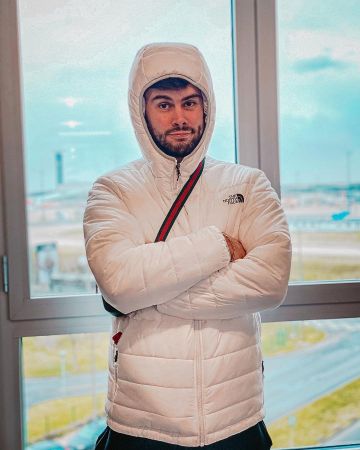 La doudoune blanche The North Face portée par Romain G sur le compte Instagram de @levraibouseuh