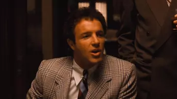 La chaqueta de tres botones del Príncipe de Gales usada por Santino Corleone (James Caan) en El Padrino, Parte 2