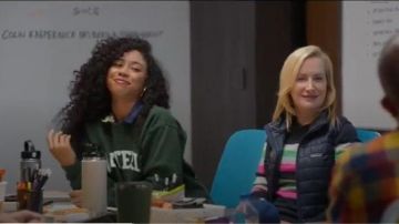 Chaleco acolchado negro usado por Leeza (Angela Kinsey) en #blackAF Temporada 1 Episodio 4