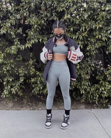 El par de zapatillas Nike Air Jordan 1 que lleva Avani Gregg en su cuenta de Instagram @avaannii