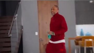 Rouge Zip Track Veste portée par le Kenya Barris (Kenya Barris) dans #blackAF Saison 1 Épisode 4