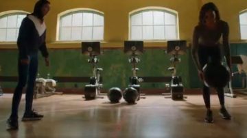 Zapatillas de running negras usadas por Kensi Blye (Daniela Ruah) en NCIS: Los Angeles Temporada 11 Episodio 21