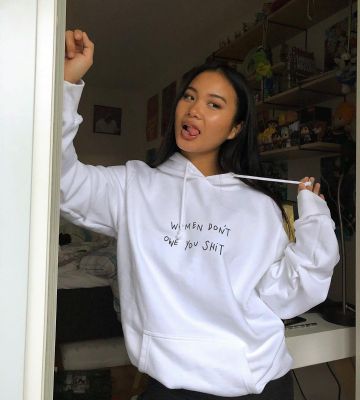 Tee public "les Femmes Ne devez pas Vous Merde" Hoodie de Helena sur son Instagram account @hhelenanguyen
