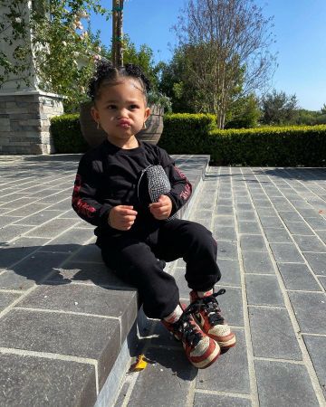 El par de Nike Jordan 1 Mid Chicago Toe (TD) que lleva la hija de Kylie Jenner en la cuenta de Instagram de @kyliejenner