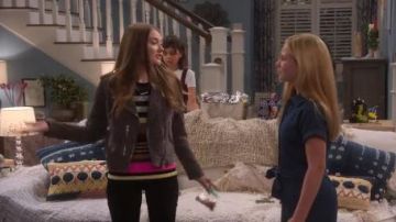 Suéter a rayas multicolor usado por Lola (Reylynn Caster) en The Big Show Show Temporada 1 Episodio 6