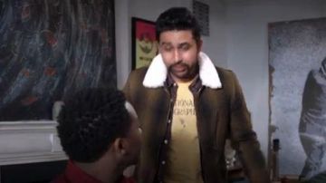 Urban Outfitters Té Jaune porté par Rakesh (Suraj Sharma) en Dieu demande d'ami Me Saison 2 Épisode 20